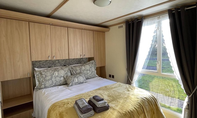 Spilsby Apartment | Harry’s Hideaway Lodge-Classic-Countryside view-Ensuite with Shower