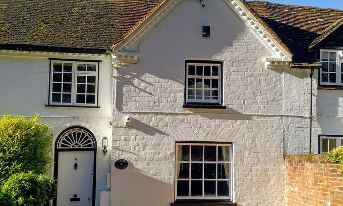 Hartley Wintney Cottage | Hartley Wintney - Charming Cottage in Village/Wood Burning Stove/Parking/Wifi