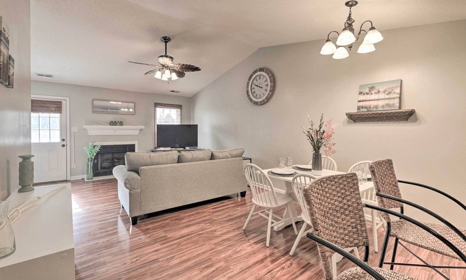 Havelock House | Havelock Home w/ Fenced Yard - 6 Mi to Beach!