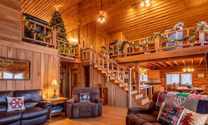 Paoli Cabin | Hawk Hill Cabin-secluded hilltop fantasy getaway near forestry, lakes, & resort