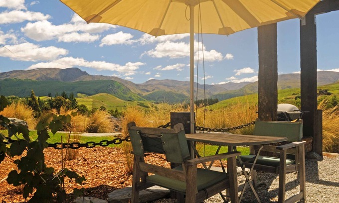 Lake Hayes Apartment | HawkRidge Honeymoon Alpine Suite - Spa Pool, Mountain views