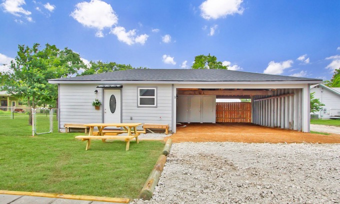 Blanco Cabin | Hayday Getaway - Convenient Pet Friendly Cottage