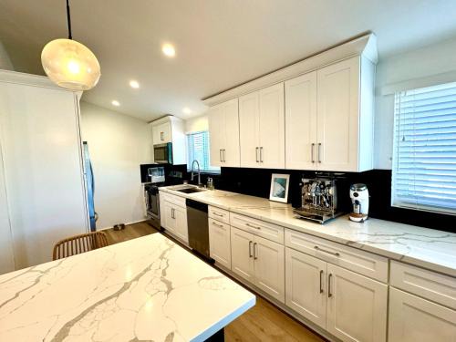 Corona del Mar House | Heart of Corona Del Mar 10 minute walk to beach steps to downtown