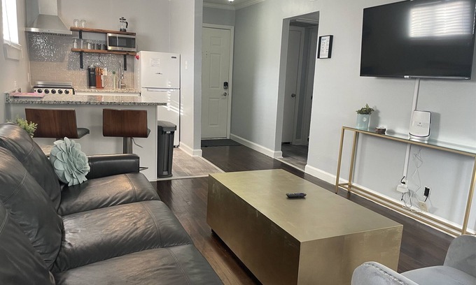 Knox - Henderson Apartment | Heart of Henderson - Modern with Comfy King Bed