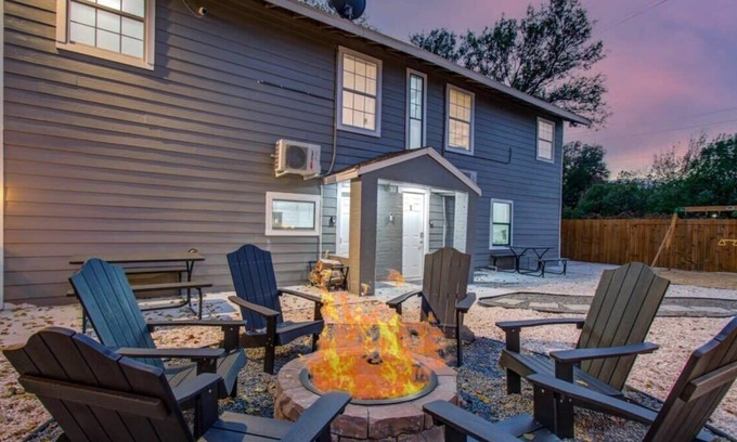 Greater East End House | Heart of Houston - 8-BD/4-BA with Yard