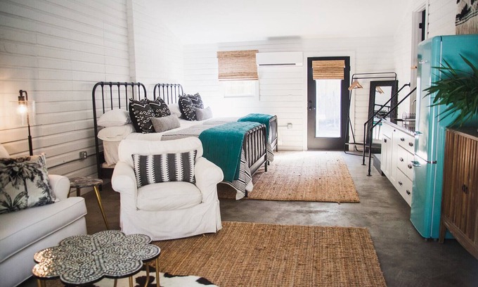 Saint Simons Island Cottage | Heart of the SSI studio cottage, fresh design, WALK to shops/dinner/lighthouse