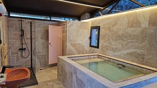 Chinchon House | HEARTS & PONIES Apartamentos con piscinas privadas cerca de la Warner