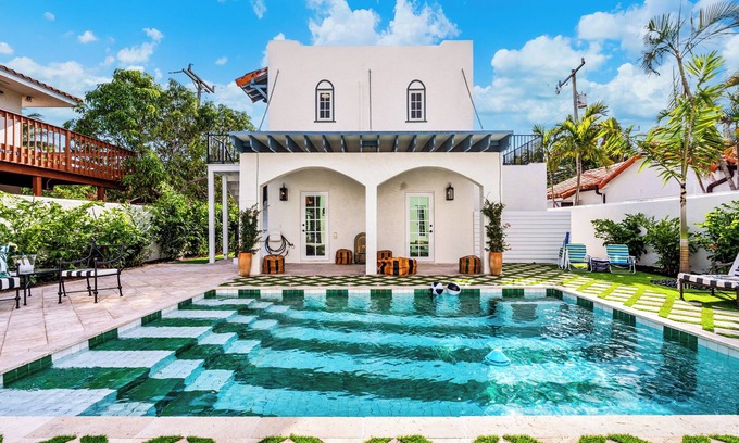Palm Beach - West Palm Beach House | Heated Pool 5 Mins to Downtown Newly Renovated Guesthouse