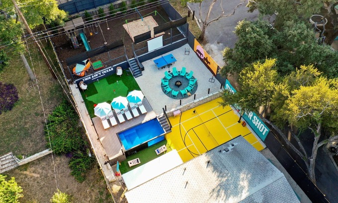 Dawson House | Heated Pool, B-ball, Golf, 3mi Downtown, Sleeps 18nn