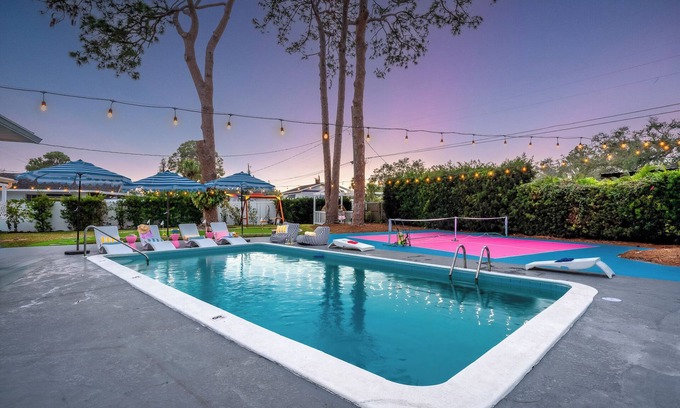 West Bradenton House | Heated Pool+Pickleball+Mini Golf+Theater+King Beds+Dogs OK