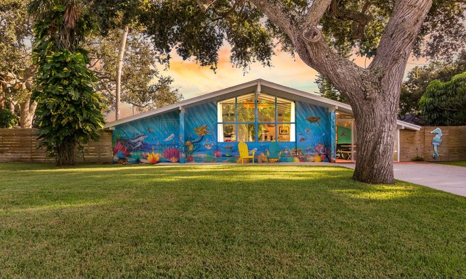 Cocoa Isles House | HeatedLargePool~Walk2Beach~FirePit~MiniGolf~2Kings~BeachGear~TikiHut~Bikes~Games