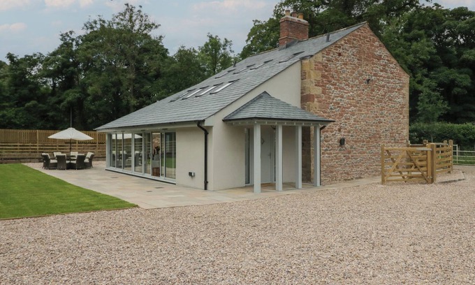 Welton House | HEATHER'S COTTAGE, family friendly, luxury holiday cottage in Dalston