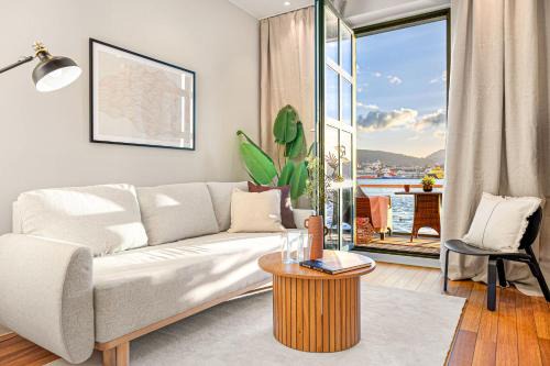 Sandviken Apartment | Heimby Homes - Seaside Balcony Stay