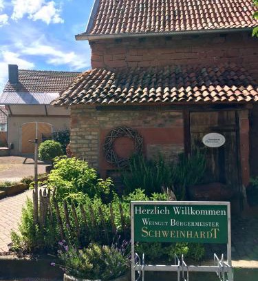Langenlonsheim House | HEINRICHs winery bed & breakfast