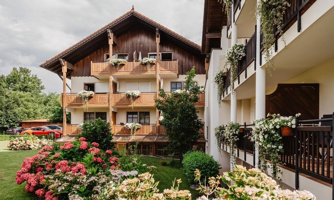 Riedenburg Apartment | Helle Suite im Landhausstil mit Küchenzeile