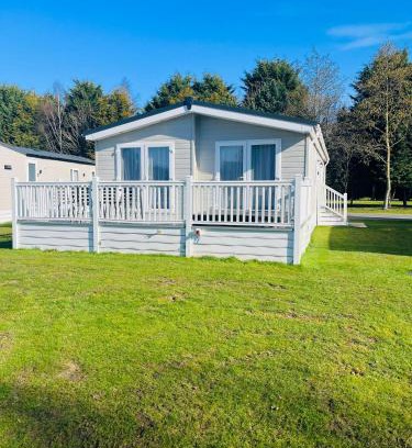 Allerthorpe Cabin | Hemingway Lodge with Hot Tub