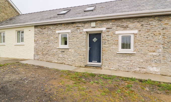 Llanybydder Cottage | HEN BRYNBEDW, pet friendly, with a garden in Llanybydder