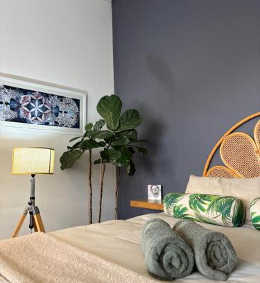 Kareeberg Apartment | Hermanus Waterfront Studio Apartment , Modern and Cosy with Workspace