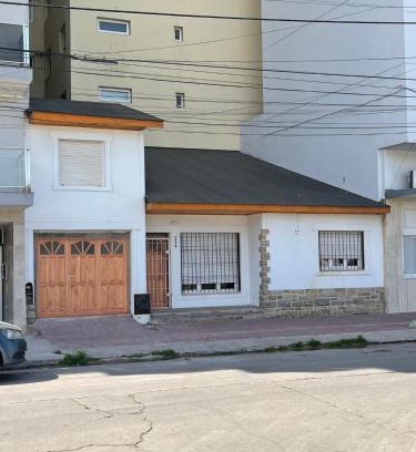 Necochea House | Hermosa casa 50 mts del mar y frente al parque