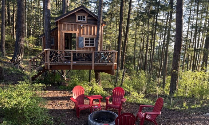 Lummi Island Cabin | Heron's Nest Treehouse · Cozy and Beautiful Island Treehouse with cedar hot tub