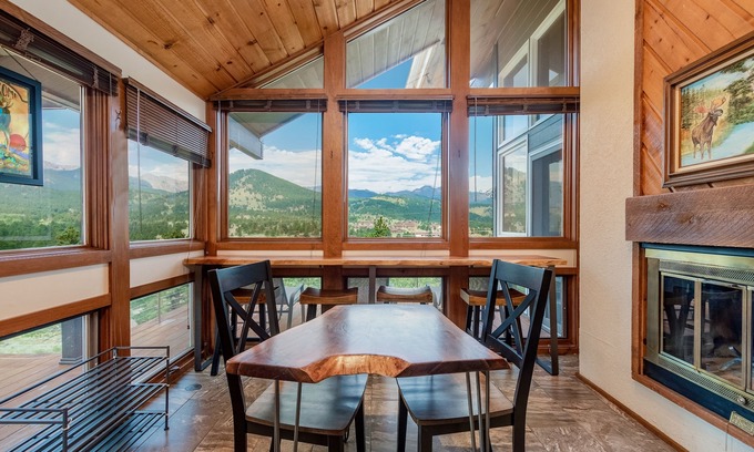 Windcliff Estates House | Herondale Luxury Vacation At Windcliff 3 Bedroom Home by RedAwning