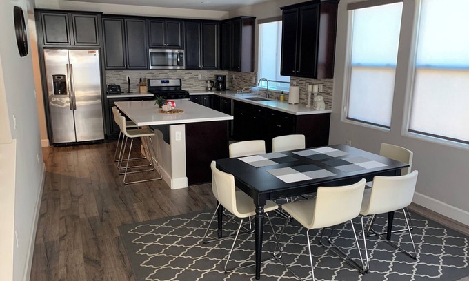 Davis House | Hi-End Three Bedroom Spacious House, 2.5 Miles from UCD