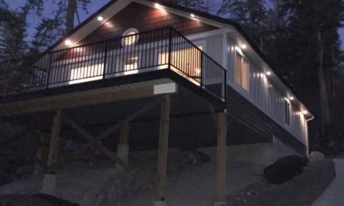 Halfmoon Bay Cottage | Hi N Dri -Warm & Welcoming-Great for Weekend Getaways-Across from Beach access.