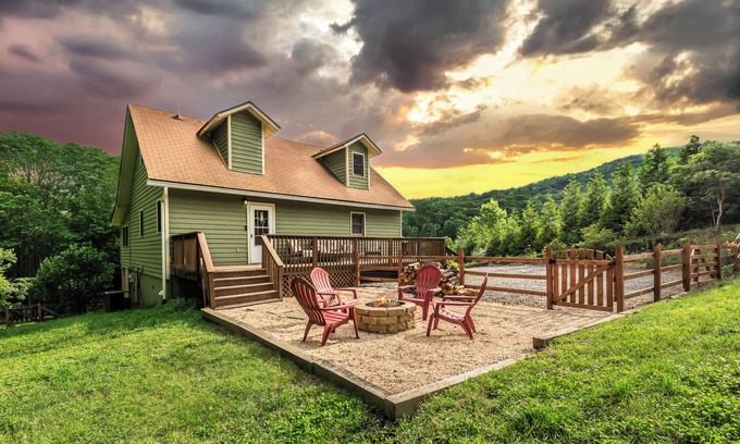 Gerton Cabin | Hickory Nut Hideaway by AvantStay | Mountain Views