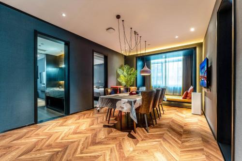 Beilin Apartment | Hidden Art Designer Hotel & Suites -Expansive 2&3-Bedroom Gathering Suites - Near Xi'an Drum Tower & Yongning Gate & Xi'an Museum-Free Laundry Luggage Storage -Freshly Crafted Coffee -24H Front Desk - Cats Cuddle Zone