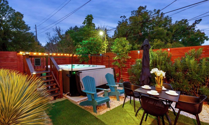 Swede Hill House | Hidden Downtown Gem- SwimSpa&FreeParking& Rooftop DT View; Walk2 Moody&UT&6th St