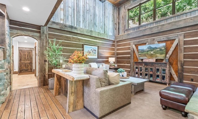 Sundance Cabin | HIDDEN MOUNTAIN LUXURY LODGE, CLOSE TO SKI RUNS, HOT TUB, THEATER, SALOON