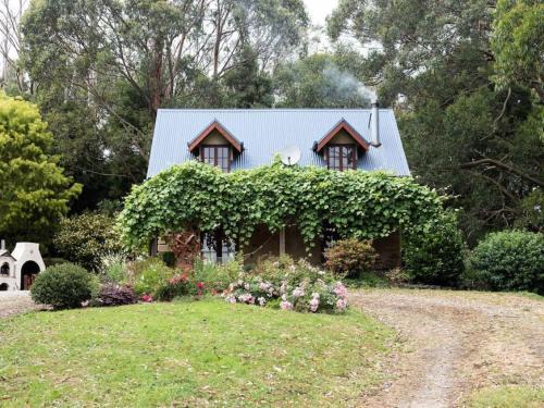 Apollo Bay House | Hideaway Cottage - Secluded Retreat - Pet Friendly