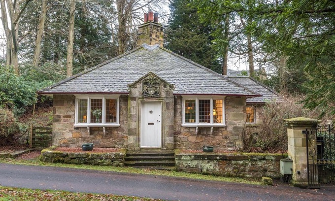 Penicuik House | Hideaway country cottage near Edinburgh