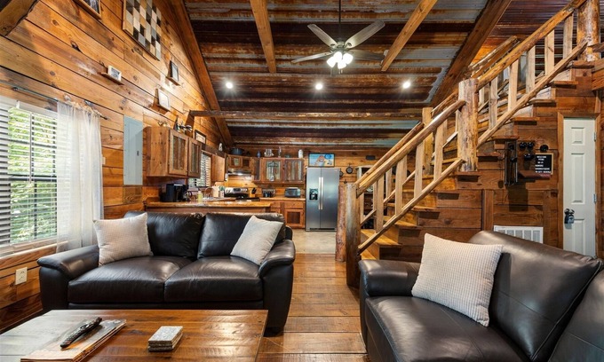 Trenton House | Hideaway Lodge | Rustic w/Hot Tub | Dog Friendly