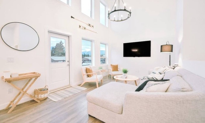 East Kootenay House | Hideaways| Mins to Lake| King Bed |Dbl Garage| AC