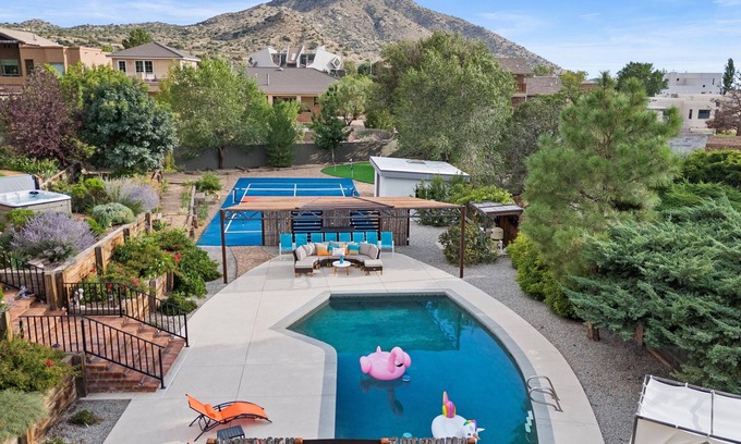 Albuquerque House | High Desert Oasis- 5 Bedroom, Pool, Hotub, Pickleball, Gym, Game Room, Putt Putt