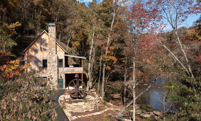East Ellijay Cabin | High-end custom cabin that sits on the Cartecay River, hot tub, firepit