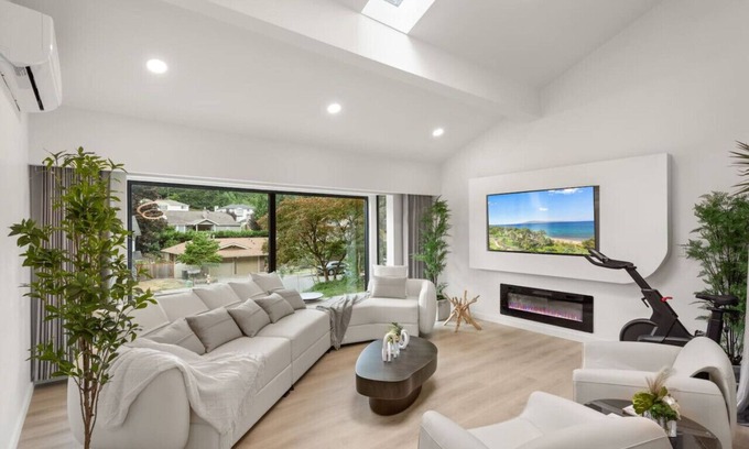 Northeast Bellevue House | High-End home for business and family