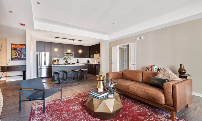 Rush and Division Apartment | High-end Luxury Units + Iconic Views for Groups
