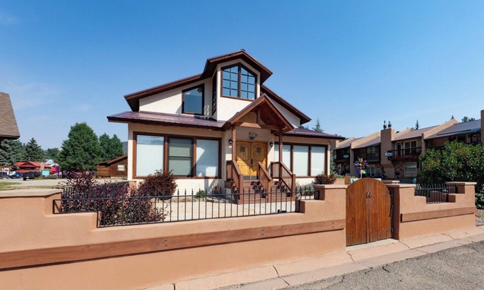 Red River House | High Expectations - In Town - New Property! - Fireplace - Adjustable Bed - Fence