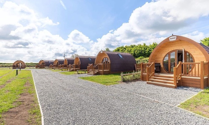 Arnold Cottage | High Farm Deluxe Pod (Hot Tub)