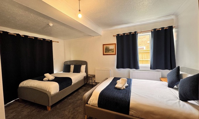Horley House | High Trees Gatwick Guest House