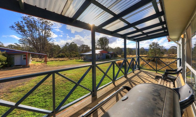 Bronte Park Hotel | Highland Cabins and Cottages