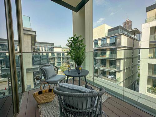 Al Wasl Apartment | HiGuests - Charming Retreat in CityWalk With Balcony and Pool