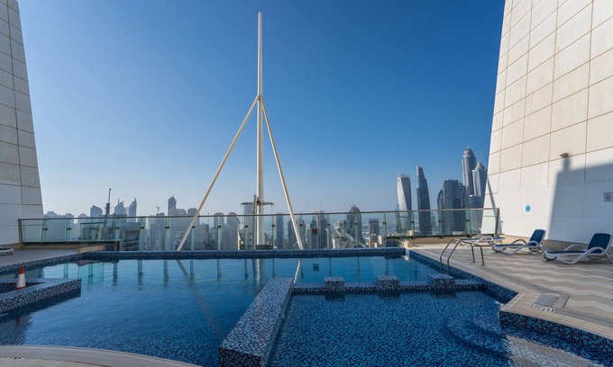 Jumeirah Lake Towers Apartment | HiGuests - Goldcrest Views 1