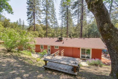 Ahwahnee House | Hike, Boat and More Cabin with Hot Tub in Ahwahnee!