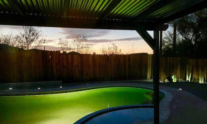 Twentynine Palms House | Hike Joshua Tree @ the Hot Tub & Pool Oasis