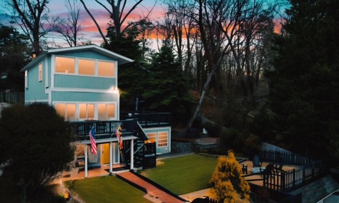 Severna Park House | Hillbottom Hideaway Beachhouse - Severna Park pet friendly! With hot tub!