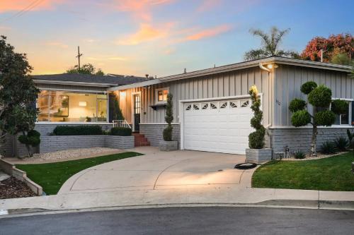 Middletown House | Hills Hideaway by CoastVH - Luxury Midtown 3br