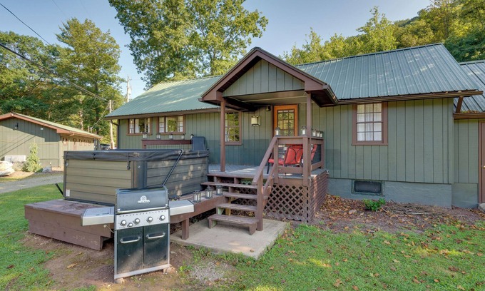 Hillsgrove Cabin | Hillsgrove Cabin w/Private Hot Tub!